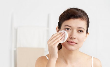Bioderma - žena čisti lice