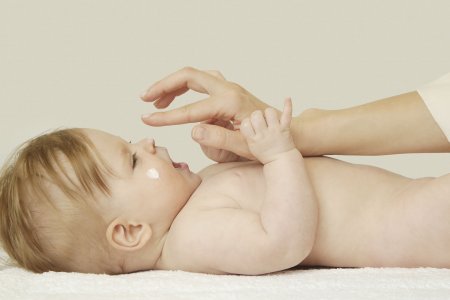 Vaša koža - Beba - Mama nanosi kremu na bebu