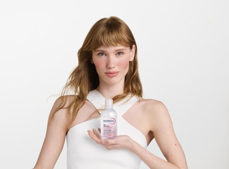 Žena sa rozaceom Sensibio AR+ Micelarni gel