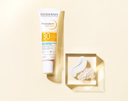 Product presentation Photoderm AKN Mat SPF30, sun protection for acne-prone skin by reducing sebum production and long-term mattifying action