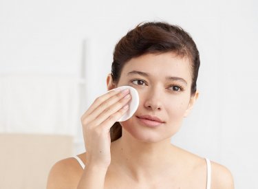 Bioderma - žena čisti lice